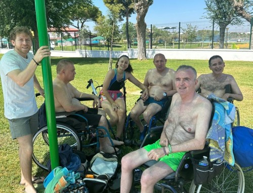 Disfrutamos de la piscina adaptada en el Club de Campo Sevilla